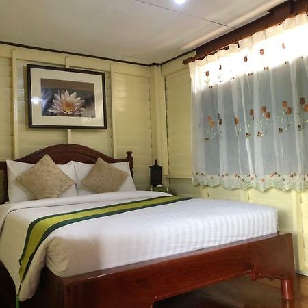 Resort Bangphlat Bangkok Bagian luar foto