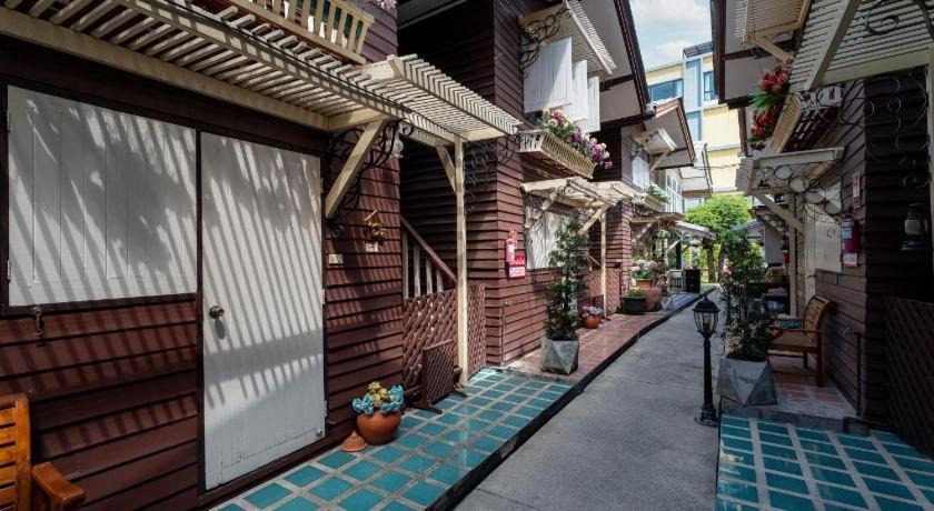 Resort Bangphlat Bangkok Bagian luar foto