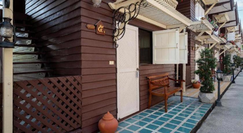 Resort Bangphlat Bangkok Bagian luar foto
