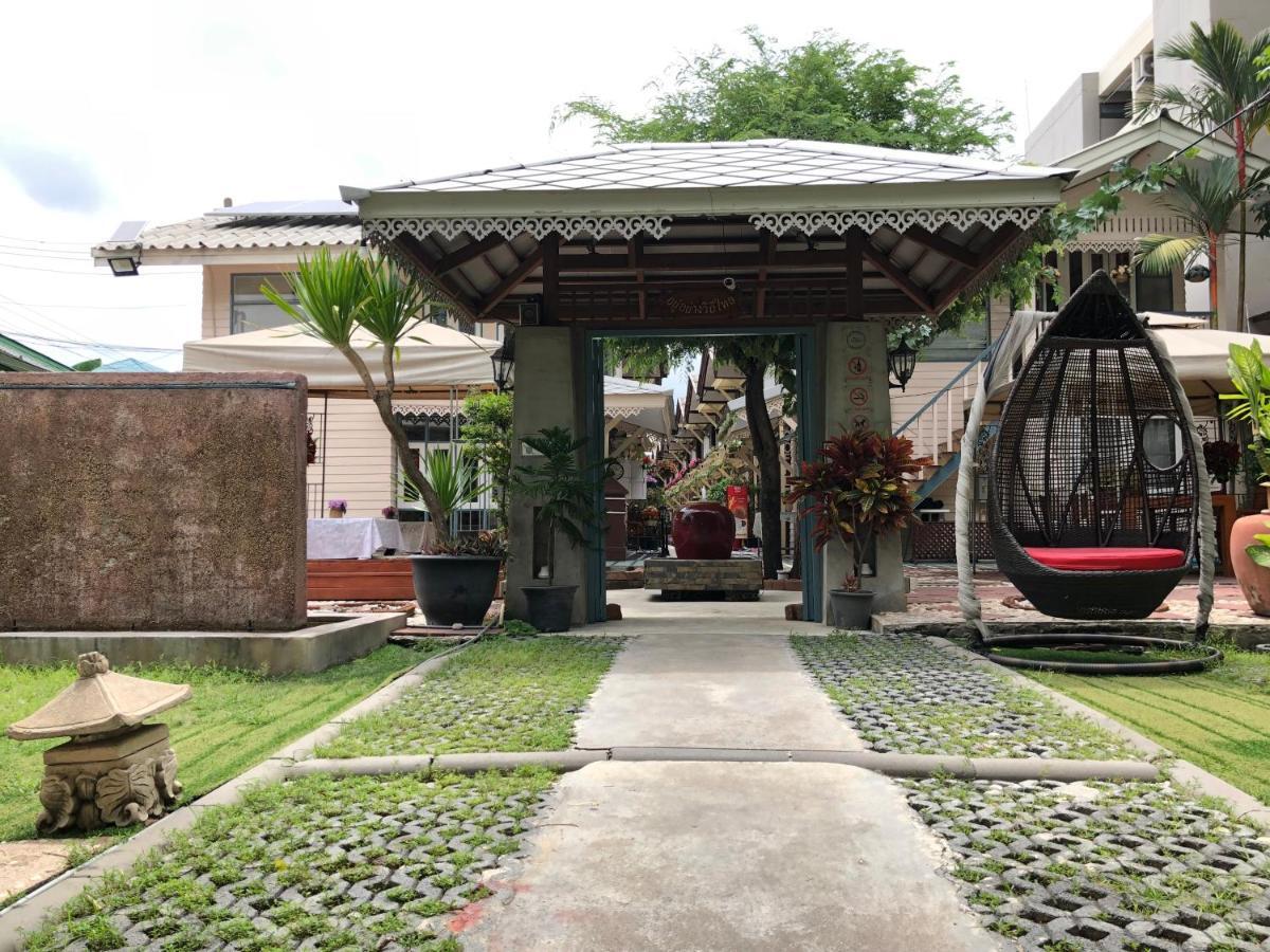 Resort Bangphlat Bangkok Bagian luar foto