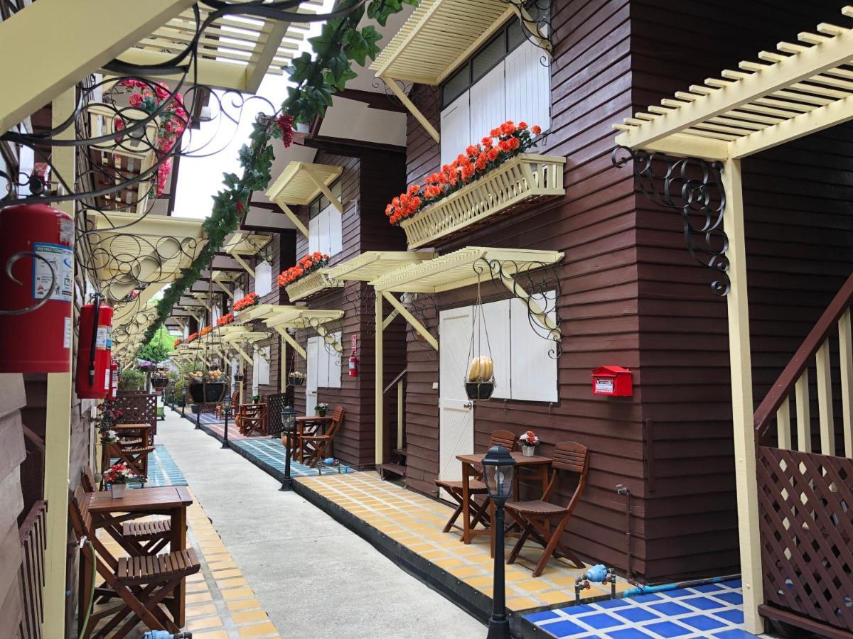 Resort Bangphlat Bangkok Bagian luar foto