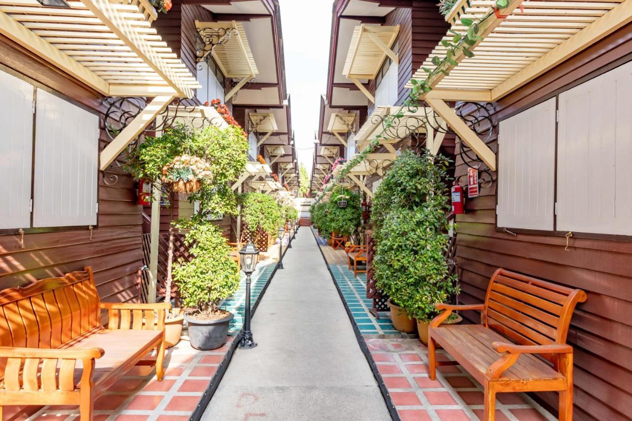 Resort Bangphlat Bangkok Bagian luar foto
