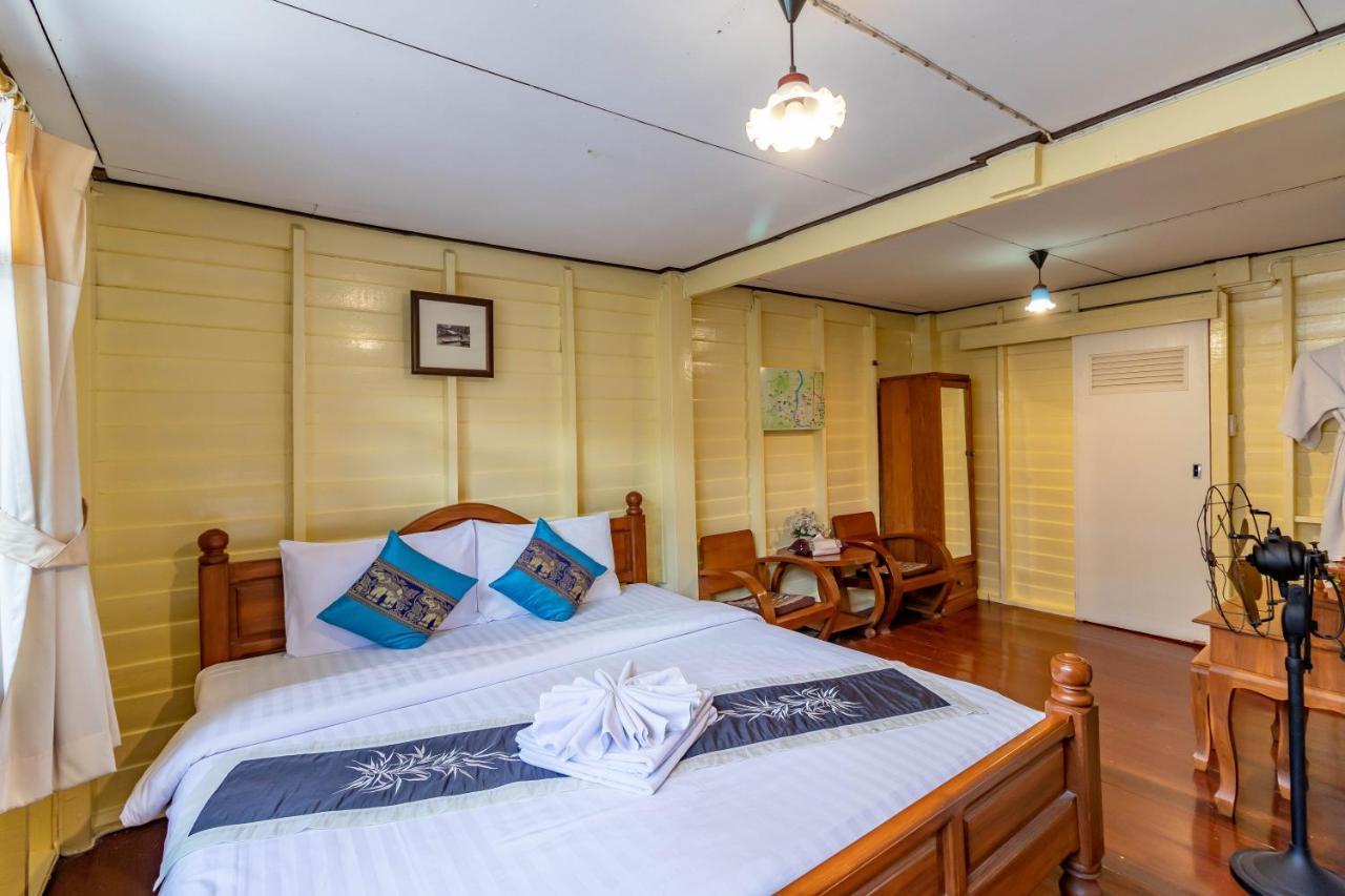 Resort Bangphlat Bangkok Bagian luar foto