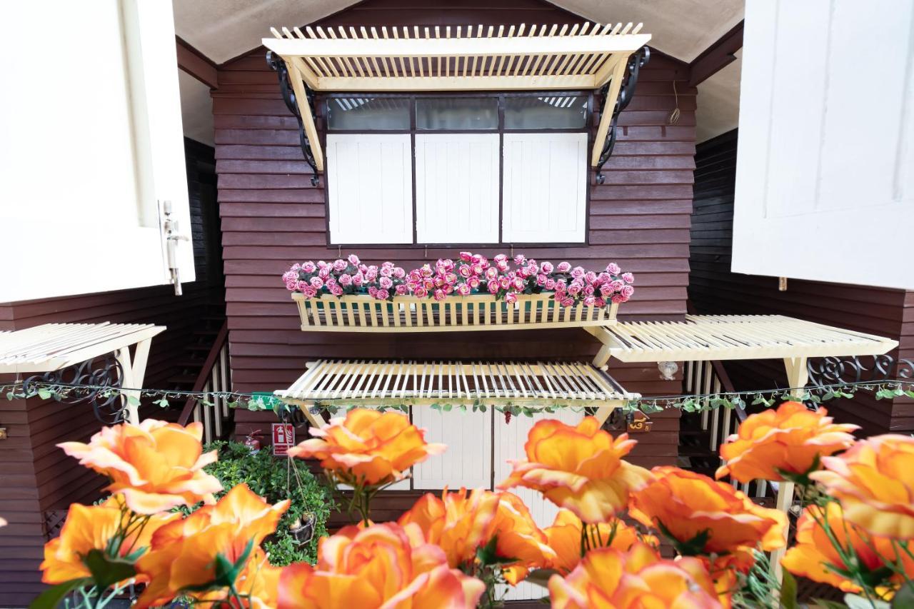 Resort Bangphlat Bangkok Bagian luar foto