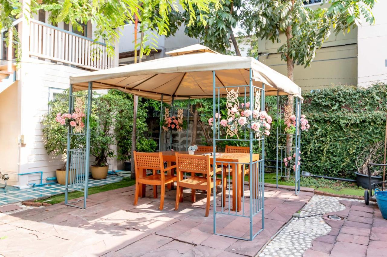 Resort Bangphlat Bangkok Bagian luar foto