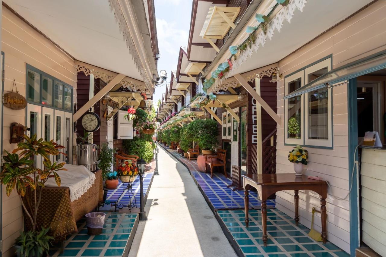 Resort Bangphlat Bangkok Bagian luar foto